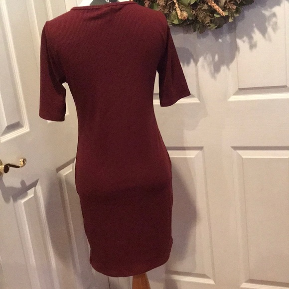 Burgundy ribbed dress w snap detail at neckline - Picture 5 of 5